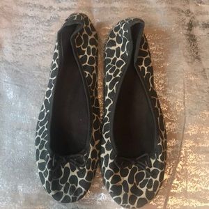 Giraffe print flats EUC
